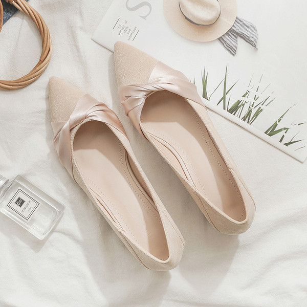 Bézs színű, alacsony sarkú női alkalmi cipő