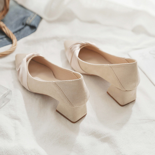 Bézs színű, alacsony sarkú női alkalmi cipő