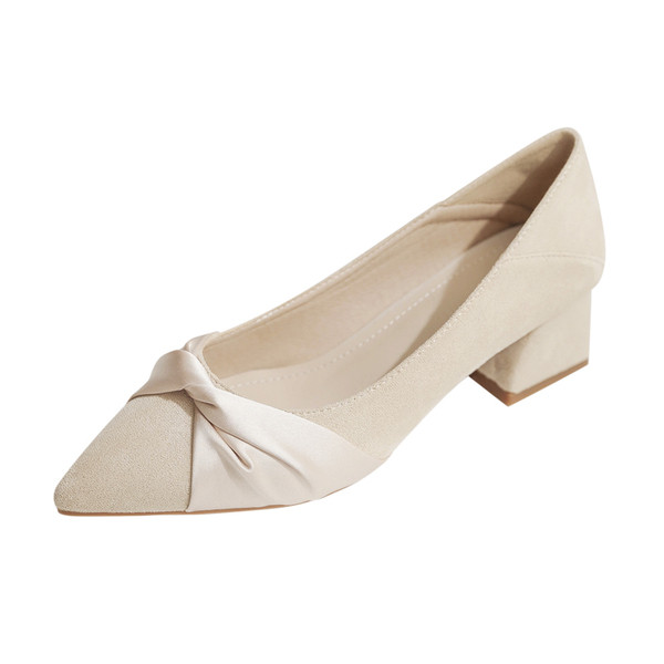 Bézs színű, alacsony sarkú női alkalmi cipő