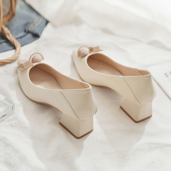 Női bőr cipő alacsony sarkú - hegyes modell