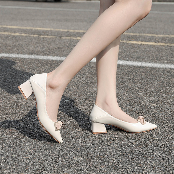 Női bőr cipő alacsony sarkú - hegyes modell