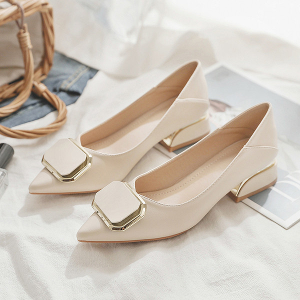 Női hegyes cipő alacsony sarkú