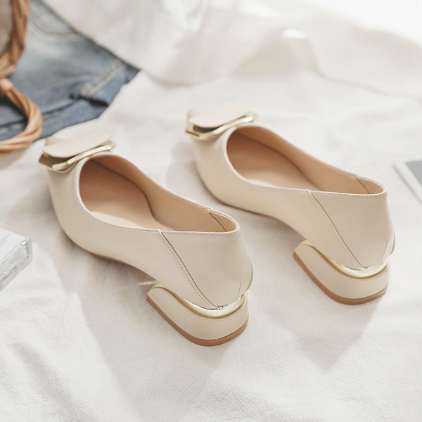 Női hegyes cipő alacsony sarkú