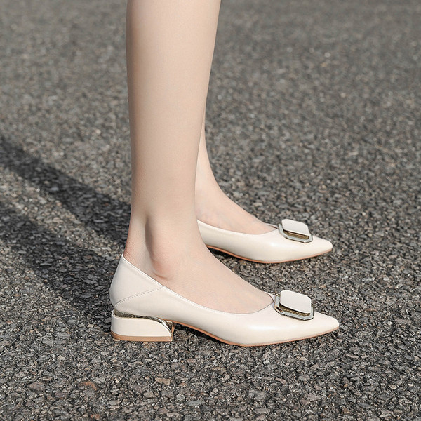 Női hegyes cipő alacsony sarkú