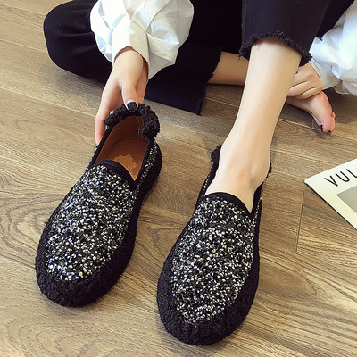 Fényes női cipő lapos talppal