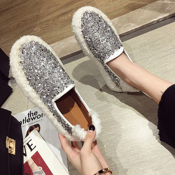 Fényes női cipő lapos talppal