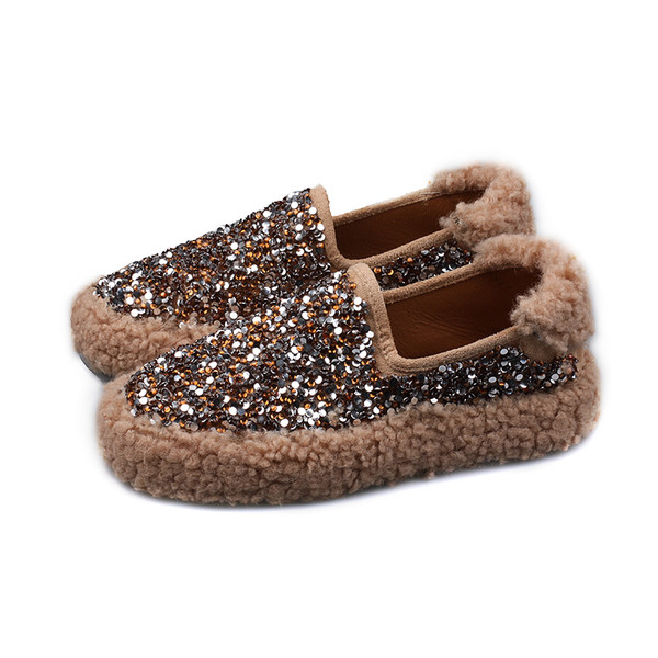 Fényes női cipő lapos talppal