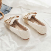 Női pehelycipő szalaggal