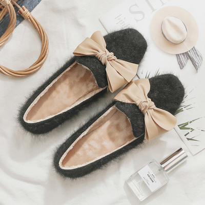 Női pehelycipő szalaggal