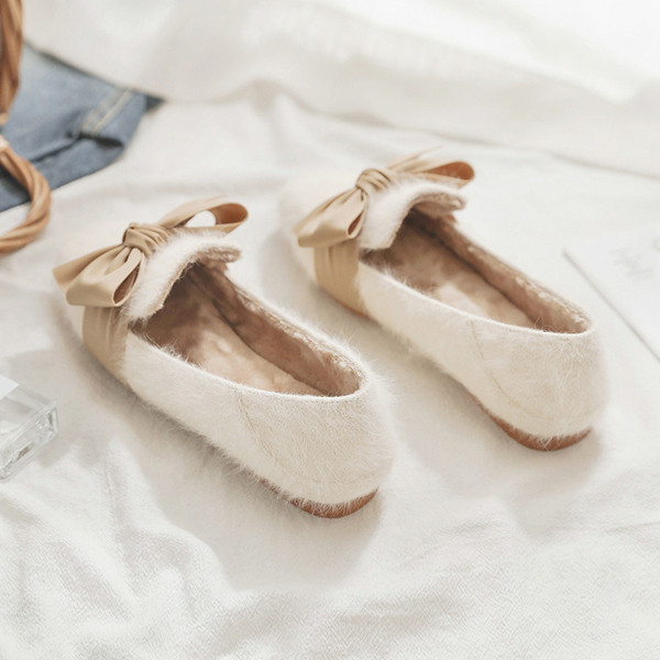 Női pehelycipő szalaggal