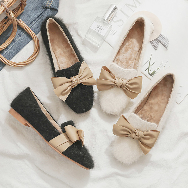 Női pehelycipő szalaggal