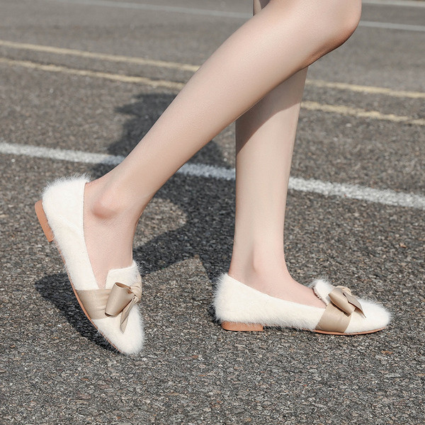 Női pehelycipő szalaggal