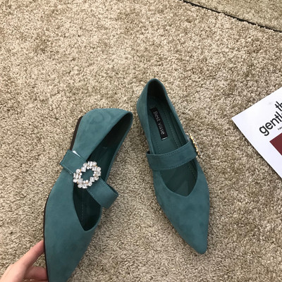 Modern női cipő kövekkel csattal