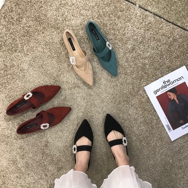 Modern női cipő kövekkel csattal