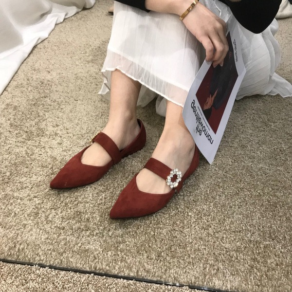 Modern női cipő kövekkel csattal