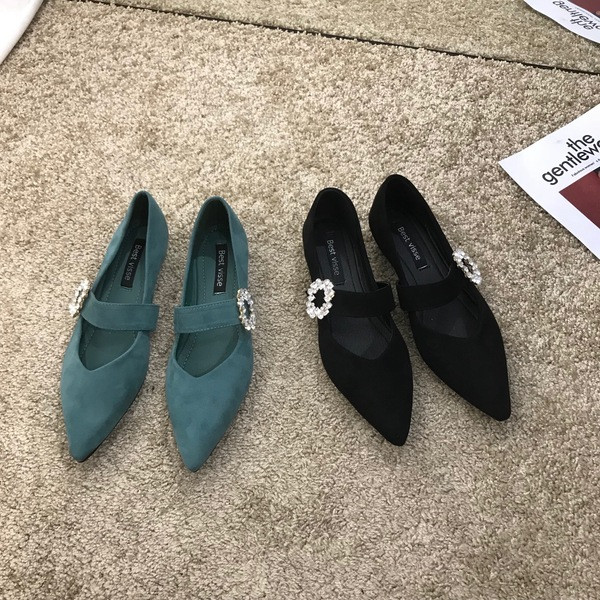 Modern női cipő kövekkel csattal