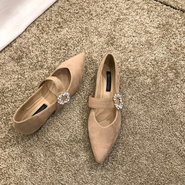 Modern női cipő kövekkel csattal