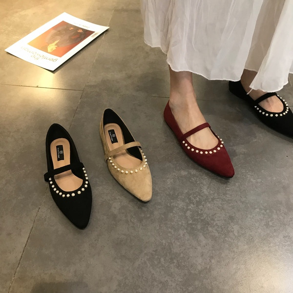 Női alkalmi cipő gyöngyökkel és pánttal