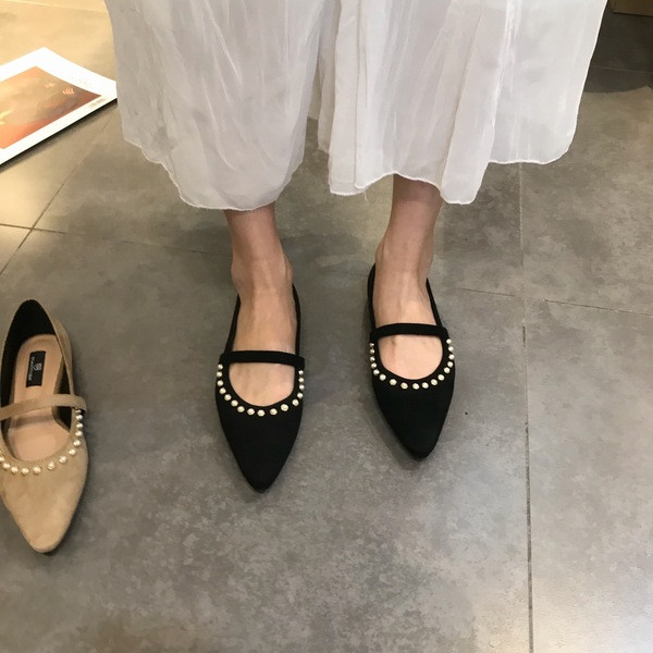 Női alkalmi cipő gyöngyökkel és pánttal