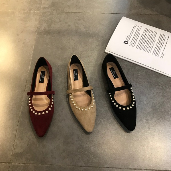 Női alkalmi cipő gyöngyökkel és pánttal