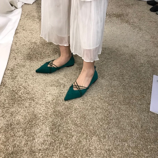 Modern női cipő eco velúr hegyes modellből fűzős