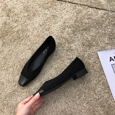 Öko velúrból készült modern női cipő négyszögletes sarokkal