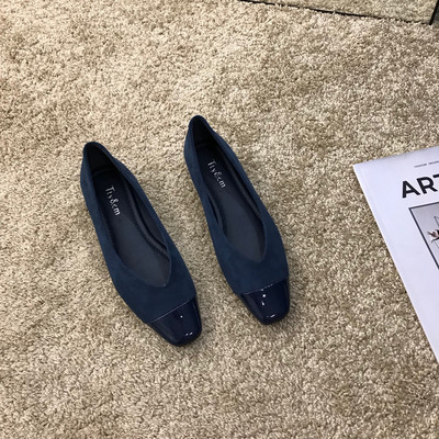 Öko velúrból készült modern női cipő négyszögletes sarokkal