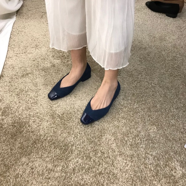 Öko velúrból készült modern női cipő négyszögletes sarokkal