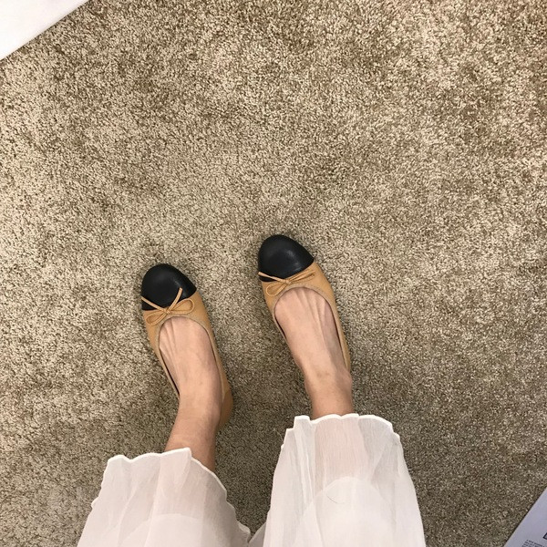 Alkalmi cipő új modellje mintával és szalaggal