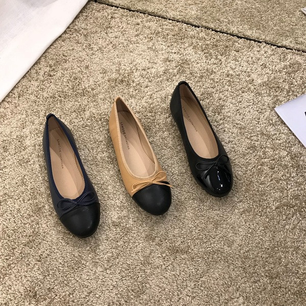 Alkalmi cipő új modellje mintával és szalaggal