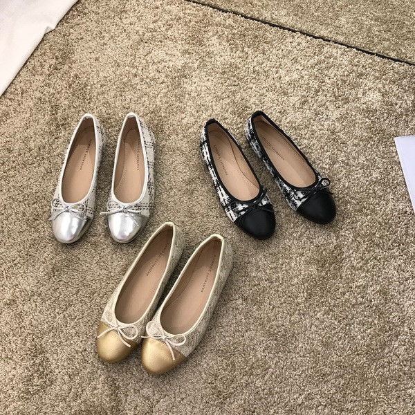 Alkalmi cipő új modellje mintával és szalaggal