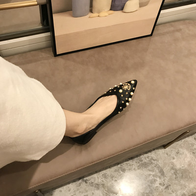 Alkalmi női bőrcipő gyöngyökkel és szegecsekkel - hegyes modell