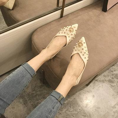 Alkalmi női bőrcipő gyöngyökkel és szegecsekkel - hegyes modell