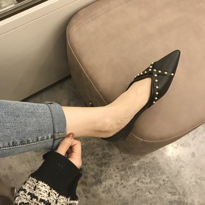 Alkalmi női bőrcipő gyöngyökkel és szegecsekkel - hegyes modell