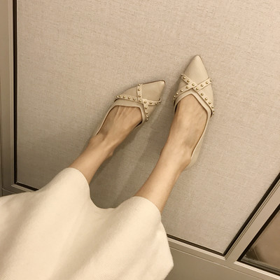 Alkalmi női bőrcipő gyöngyökkel és szegecsekkel - hegyes modell