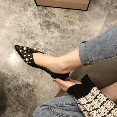 Alkalmi női bőrcipő gyöngyökkel és szegecsekkel - hegyes modell