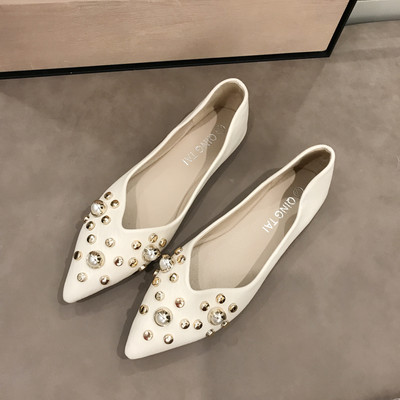 Alkalmi női bőrcipő gyöngyökkel és szegecsekkel - hegyes modell