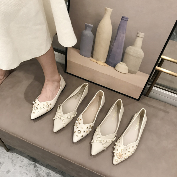 Alkalmi női bőrcipő gyöngyökkel és szegecsekkel - hegyes modell