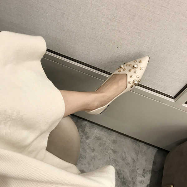 Alkalmi női bőrcipő gyöngyökkel és szegecsekkel - hegyes modell