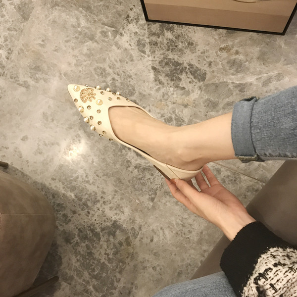 Alkalmi női bőrcipő gyöngyökkel és szegecsekkel - hegyes modell