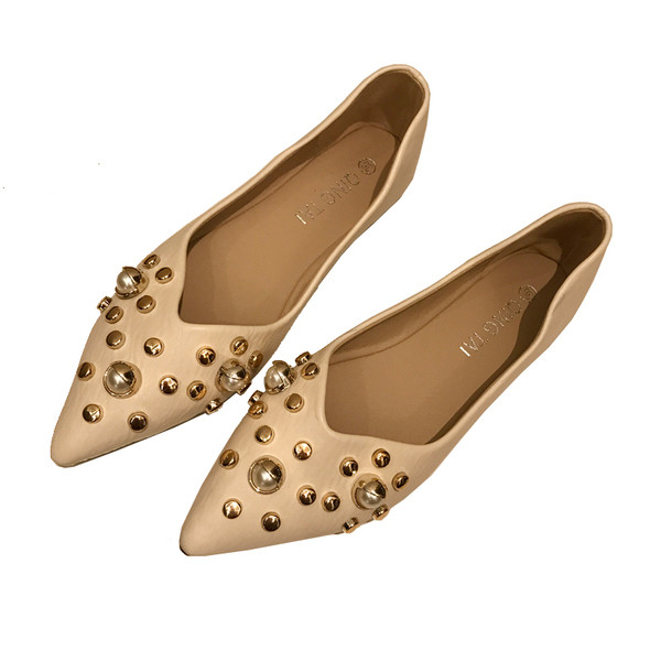 Alkalmi női bőrcipő gyöngyökkel és szegecsekkel - hegyes modell