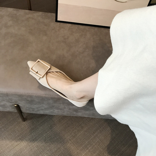 Női alkalmi cipő csattal - hegyes modell