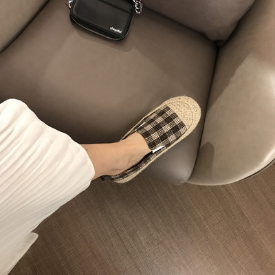 Kockás női cipő lekerekített modell, lapos talppal