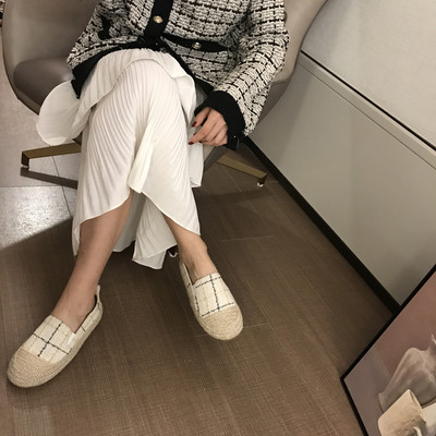 Kockás női cipő lekerekített modell, lapos talppal