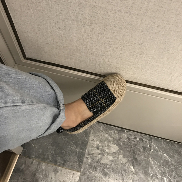 Kockás női cipő lekerekített modell, lapos talppal