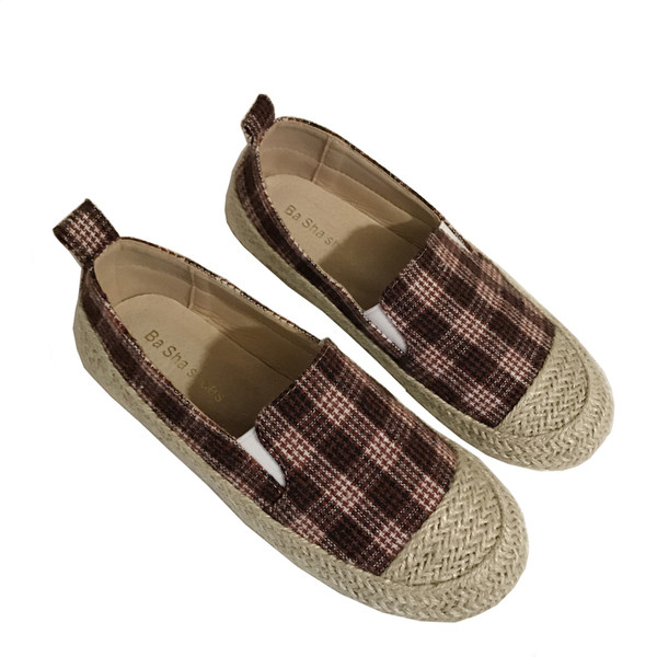 Kockás női cipő lekerekített modell, lapos talppal