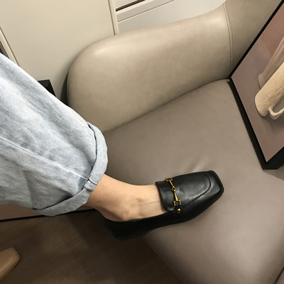 Eko bőrből készült stílusos női cipő fém díszítéssel