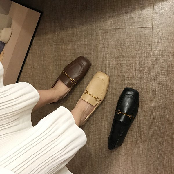 Eko bőrből készült stílusos női cipő fém díszítéssel