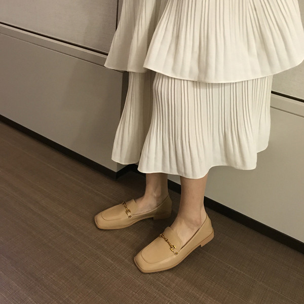 Eko bőrből készült stílusos női cipő fém díszítéssel