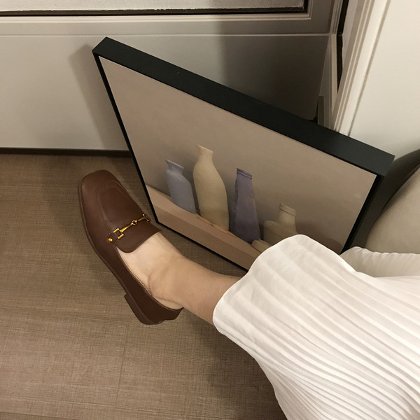 Eko bőrből készült stílusos női cipő fém díszítéssel